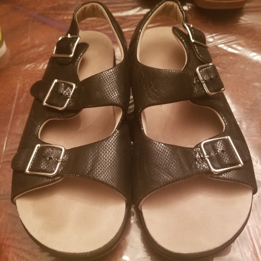 SAS SANDALS WORN 1X IN HOUSE